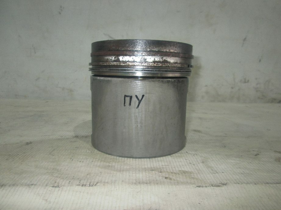 поршень D12A б/у \ царапины на юбке поршня - 1